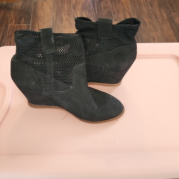 Womens Lucky Brand Black Suede Perforated Wedge Heeled Booties size 9.5 - Picture 3 of 4